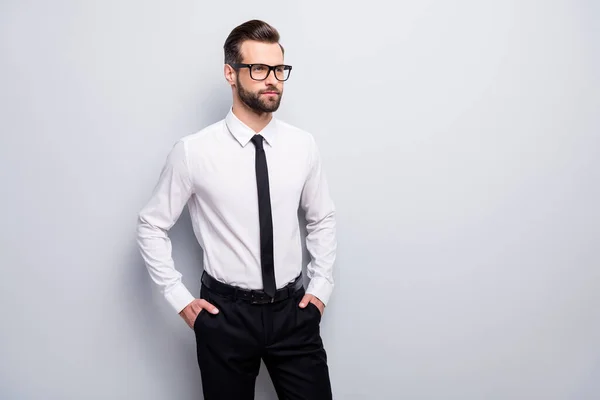 Foto av stilig ung macho affärsman bossig träffa kollegor partner ser sida tomt utrymme slitage specs vit kontor skjorta svart byxor slips isolerad grå färg bakgrund — Stockfoto