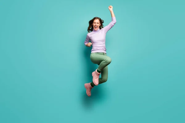 Foto em tamanho completo de louco bela senhora salto alto comemorar preto sexta-feira vendas centro de compras abertura levantar punhos desgaste roxo jumper verde calças calçados isolado teal pastel cor fundo — Fotografia de Stock