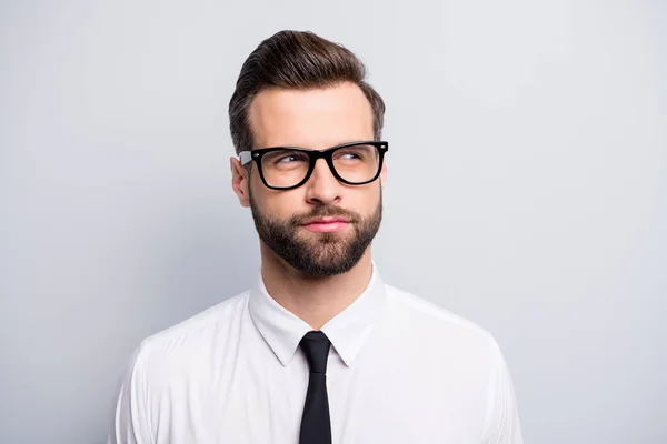 Zbliżenie zdjęcie atrakcyjny przystojny biznes człowiek inwestor patrząc pusty przestrzeń myśląc nowy projekt pomysł nosić specyfikacje biały biurowy koszula krawat odizolowany szary kolor tło — Zdjęcie stockowe