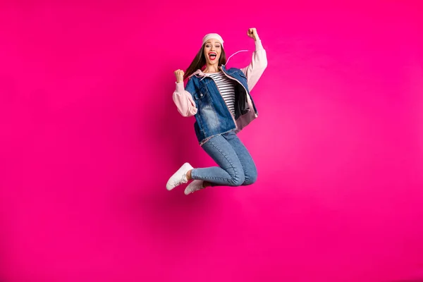 Volledige lengte lichaam grootte uitzicht van haar ze mooi aantrekkelijk koel vrolijk vrolijk meisje springen vieren plezier tijd prestatie geïsoleerd op helder levendig glans levendig roze fuchsia kleur achtergrond — Stockfoto