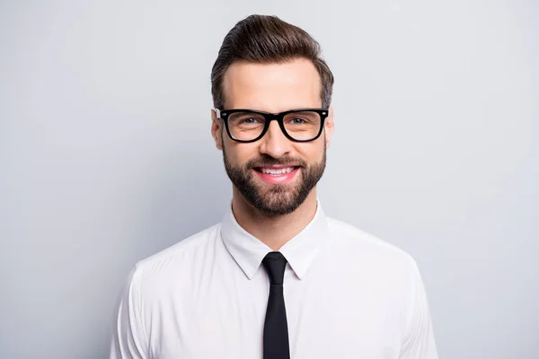 Closeup foto de atraente bonito homem de negócios empregador investidor amigável irradiando sorrindo desgaste especificações branco escritório camisa gravata isolado cinza cor fundo — Fotografia de Stock