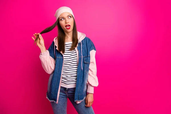 Retrato de ella ella agradable atractiva encantadora niña infantil alegre alegre chica con estilo de calle tocando el pelo peinado aislado sobre brillante brillo vivo vibrante rosa fucsia color fondo —  Fotos de Stock