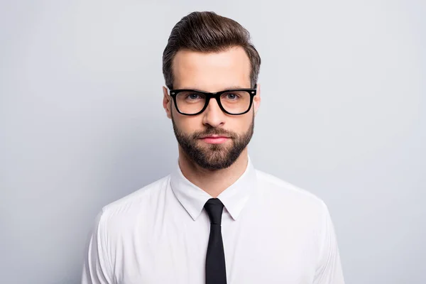 Close up foto de jovem bonito sério homem de negócios mandona empregador investidor atentamente olhar ouvir colegas usam especificações branco camisa do escritório gravata isolado fundo cor cinza — Fotografia de Stock