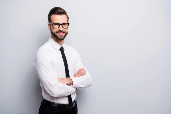 Foto de atractivo hombre de negocios mandona cruzó los brazos sonrisa amistosa cumplir con colegas seminario corporativo usar especificaciones blanco oficina camisa pantalones negros corbata aislado gris color fondo — Foto de Stock