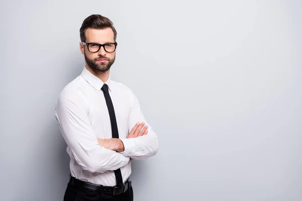 Foto av stilig seriös affärsman bossig korsade armar träffa kollegor på arbetsplatsen bära specifikationer vit kontor skjorta byxor slips isolerad grå färg bakgrund — Stockfoto