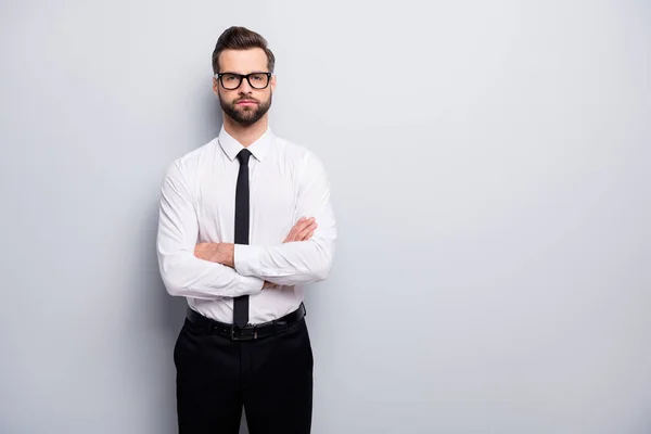 Φωτογραφία του όμορφος νεαρός επιχειρηματίας bossy σταυρωμένα χέρια πληρούν τους συναδέλφους εταίρους στο χώρο εργασίας φορούν προδιαγραφές λευκό πουκάμισο γραφείου μαύρο παντελόνι γραβάτα απομονωμένο γκρι χρώμα φόντο — Φωτογραφία Αρχείου