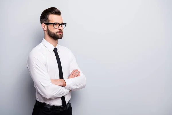 Yakışıklı genç iş adamının profil fotoğrafı çapraz kollu iş arkadaşlarıyla tanışın boş uzay giysisi gözlüklü beyaz ofis gömleği siyah pantolon izole edilmiş gri arkaplan — Stok fotoğraf