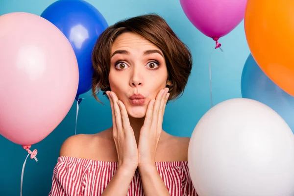 Close-up portret van mooie aantrekkelijke verbaasd grappige vrolijke meisjesachtige bruinharige meisje hebben plezier feestelijke dag eerste date tussen luchtballen geïsoleerd over heldere levendige glans levendige blauwe kleur achtergrond — Stockfoto