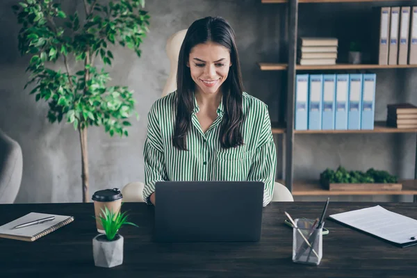 Porträtt av henne hon trevlig attraktiv glad fokuserad framgångsrik dam frilansande psykolog konsultera online webbplats utvecklas på moderna industriella tegel loft interiör stil arbetsplats station — Stockfoto