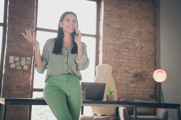 Porträt von ihr sie schön attraktiv fröhlich fröhlich selbstbewusst erfolgreiche Dame ceo Chef Anruf Executive Department an modernen industriellen Ziegel Loft Interieur-Stil Arbeitsplatz Station — Stockfoto