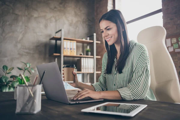 Profil Seitenansicht Porträt von ihr sie schön attraktiv fröhlich erfolgreiche Dame qualifizierte Fachsekretärin Assistentin Eingabe von E-Mail an modernen industriellen Ziegel Loft Interieur Stil Arbeitsplatz Station — Stockfoto