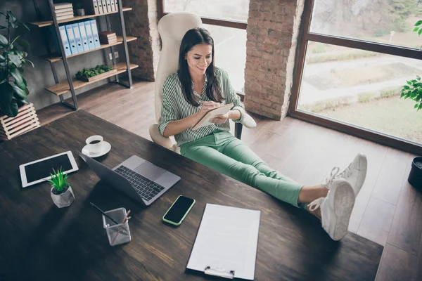 Ovanför hög vinkel syn på henne hon trevlig attraktiv intelligent säker glad dam framgångsrik specialist VD chef skriva lapp på moderna industriella tegel loft interiör stil arbetsplats station — Stockfoto