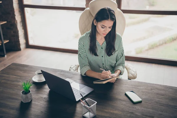 Ovanför hög vinkel visa porträtt av henne hon trevlig attraktiv upptagen kvinna expert haj specialist psykolog skriva anteckningar lära sig på moderna industriella tegel loft interiör stil arbetsplats station — Stockfoto