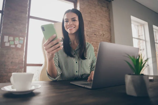 Portret van haar ze mooie aantrekkelijke vrolijke vrolijke zelfverzekerde dame gekwalificeerde consultant inhuren talenten lezen sms chatten op moderne industriële baksteen loft interieur stijl werkplek station — Stockfoto