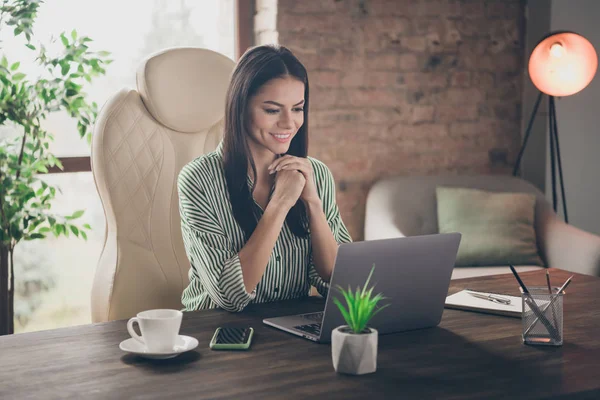 Portrét jí ona pěkná atraktivní veselá sebevědomá dáma specialista pronájem talenty čtení cv životopis sledování krycí dopis video na moderní průmyslové cihly podkroví interiéru styl pracovní místo stanice — Stock fotografie