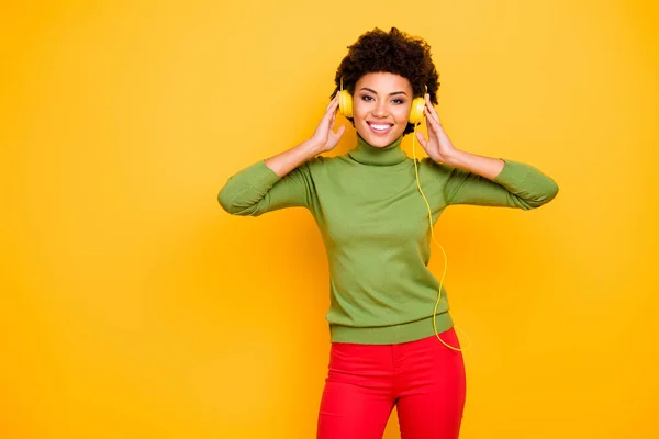 Portrait of her she nice attractive lovely pretty cheerful cheery brown wavy-haired girl listening cool music soul funk isolated over bright vivid shine vibrant yellow color background — Stockfoto