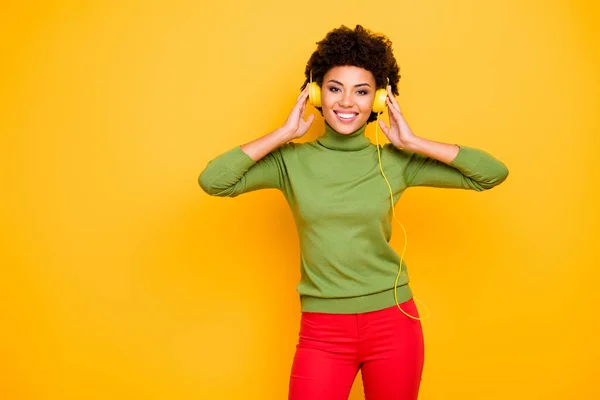 Retrato de ella ella agradable atractivo bonito alegre alegre alegre marrón ondulado de pelo chica escuchando música fresca soul funk aislado sobre brillante brillo vivo vibrante color amarillo fondo — Foto de Stock