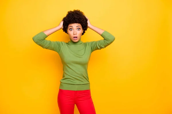 Foto di elegante donna alla moda stupito tenendo la testa in pantaloni rossi paura di notizie false diffusione isolato sfondo di colore vibrante — Foto Stock