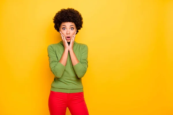 Foto di donna inorridita nella paura indossando pantaloni rossi stupito con emozioni negative sul viso isolato sfondo di colore vivido — Foto Stock