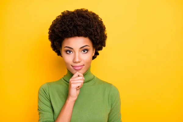 Foto de rizado encantador linda hermosa mujer bonita tocando su barbilla mientras reflexiona sobre el futuro plan aislado color vivo fondo —  Fotos de Stock