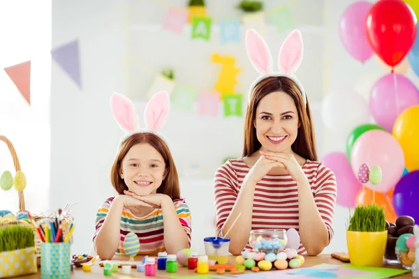 Nahaufnahme Porträt von schönen attraktiven schönen lustig fröhlich fröhlich Mädchen kleine kleine Tochter tragen Hasenohren machen Handwerk verbringen Tag in weißem Licht Innenraum Haus — Stockfoto