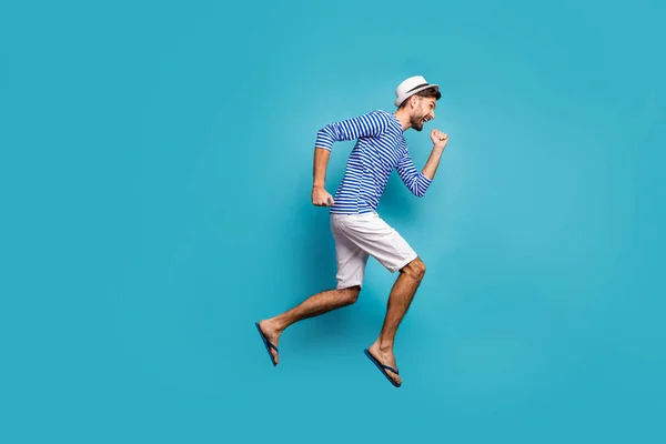 Full length profile photo of funky guy tourist jumping high hurging low prices shopping wear striped mariter shirt γιλέκο καπέλο σορτς σαγιονάρες — Φωτογραφία Αρχείου