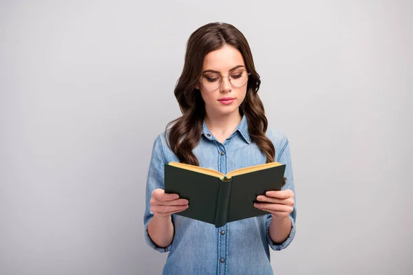 Zdjęcie dość skoncentrowany biznes lady trzymać książki ręce uzależniony czytelnik książki robak nie uśmiechając się zużycie specs casual jeansy dżinsy koszula odizolowany szary kolor tło — Zdjęcie stockowe