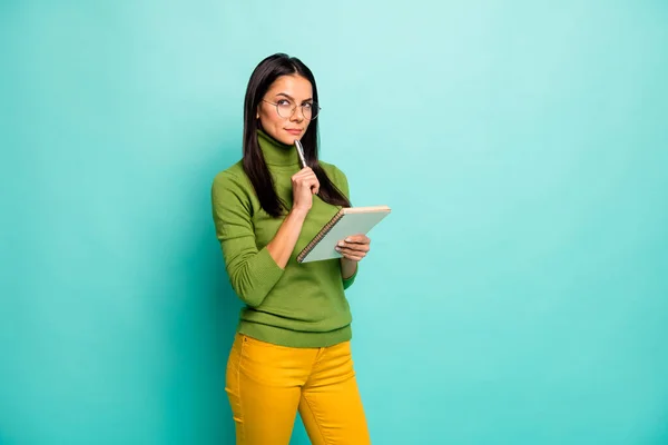 Porträt von ihr sie schön attraktiv reizend hübsch charmant nettes kreatives Mädchen Erstellen Schreiben Entscheidungslösung isoliert auf hellem lebendigen Glanz lebendigen blau grün türkisfarbenen Hintergrund — Stockfoto