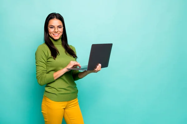 Porträtt av trevlig attraktiv vacker intellektuell glad glad glad glad flicka hålla i händerna netbook Det geni skapa webbdesign isolerad på ljusa levande glans levande blå grön turkos färg bakgrund — Stockfoto