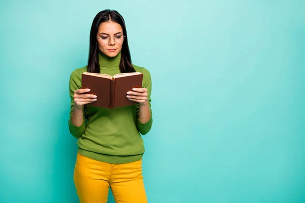 Porträtt av henne hon trevlig attraktiv vacker ganska söt fokuserad intellektuell flicka läser intressant bok lära vetenskap isolerad på ljusa levande glans pulserande blå grön turkos färg bakgrund — Stockfoto