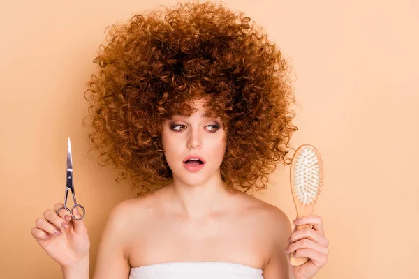 Nahaufnahme Porträt von ihr sie nett charmant attraktiv winsome verwirrt welligen haarigen Mädchen die Wahl zwischen Kamm vs Schere verwöhnen Körperpflege isoliert über beige Pastell Hintergrund — Stockfoto