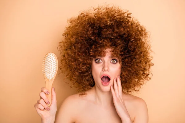 Nahaufnahme Porträt von ihr sie nett charmant attraktiv traurig schockiert Angst wellig behaarte Teenie-Mädchen ungesund trocken Haarausfall geöffnet Mund Angst isoliert über beige Pastell Hintergrund — Stockfoto