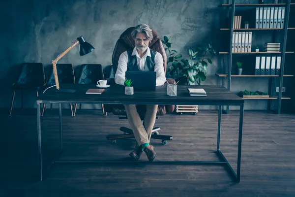 Retrato de sua ele agradável atraente elegante chique focado homem de cabelos grisalhos advogado criando apresentação sentado na cadeira no moderno loft estilo industrial interior local de trabalho estação dentro de casa — Fotografia de Stock