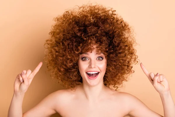 Close up photo beautiful foxy she her wear no clothes nude lady shocked indicate direct new stylist hairdo curls fashion procedure stylist perms roller curlers isolated béžový pastel background — Stock fotografie