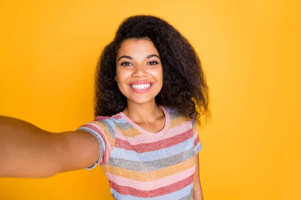 Autoritratto di lei lei bella attraente bella carino allegro allegro ragazza dai capelli ondulati indossando a strisce t-shirt trascorrere il fine settimana isolato su brillante brillantezza vivace colore giallo sfondo — Foto Stock