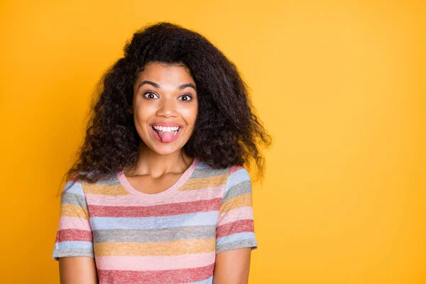 Κοντινό πλάνο πορτρέτο του συμπαθητικού ελκυστική funky χαρούμενη χαρούμενη girlish κυματιστή μαλλιά κορίτσι σε ριγέ t-shirt δείχνει γλώσσα έξω διασκεδάζοντας απομονωμένη σε φωτεινό ζωντανό λαμπερό κίτρινο χρώμα φόντο — Φωτογραφία Αρχείου