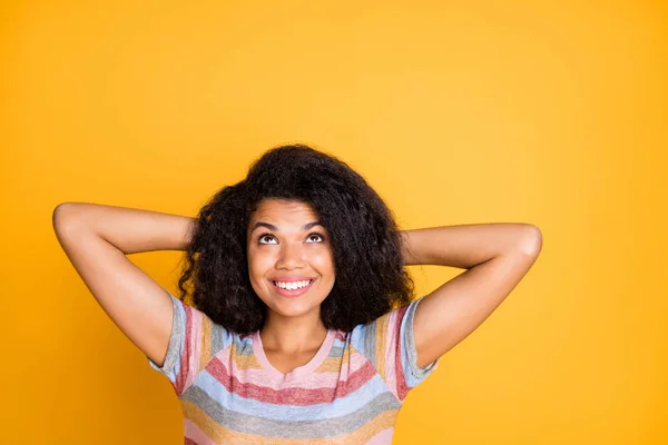 Gros plan portrait d'elle elle belle jolie gaie joyeuse fille aux cheveux ondulés en t-shirt rayé recherche idée indice solution nouvelles isolé sur lumineux éclat vif fond de couleur jaune vif — Photo