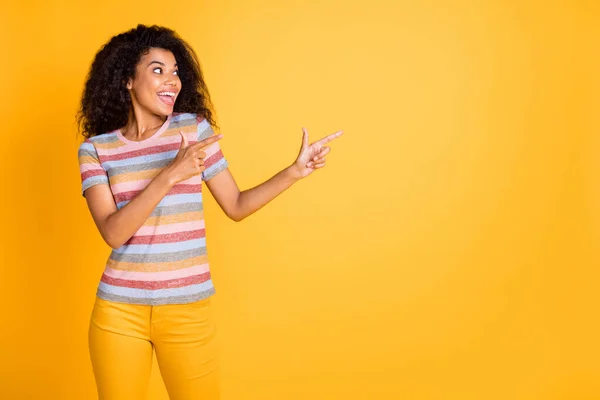 Retrato de ella ella agradable atractiva alegre alegre excitada chica de pelo ondulado con camiseta rayada que muestra solución de decisión de anuncio aislado en brillante brillo vivo vibrante color amarillo fondo — Foto de Stock