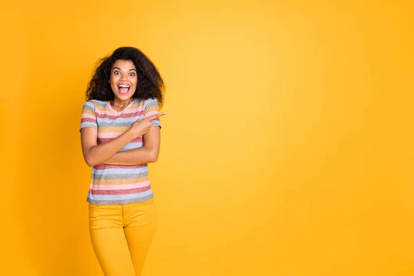 Retrato dela ela agradável atraente alegre alegre animado louco muito alegre menina de cabelos ondulados vestindo tshirt listrada mostrando boa solução isolada no brilho vívido brilhante vibrante cor amarela fundo — Fotografia de Stock