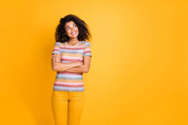 Портрет її вона приваблива цікава весела весела хвиляста дівчина в смугастій сорочці, припускаючи, що дивиться вбік, думаючи ізольовано на яскравому яскравому сяйві яскраво-жовтого кольору фону — стокове фото