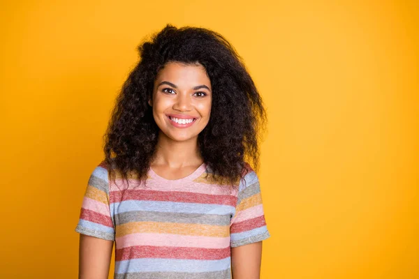 Retrato de cerca de ella ella bonita atractiva encantadora encantadora linda alegre alegre alegre alegre chica de pelo ondulado con camiseta a rayas aislado sobre brillante brillo vivo vibrante color amarillo fondo — Foto de Stock