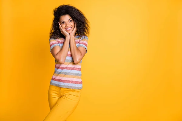 Retrato de ella ella agradable atractiva alegre alegre alegre chica de pelo ondulado con camiseta a rayas tocando la cara disfrutando de buenas noticias aisladas sobre brillante brillo vivo vibrante color amarillo fondo — Foto de Stock