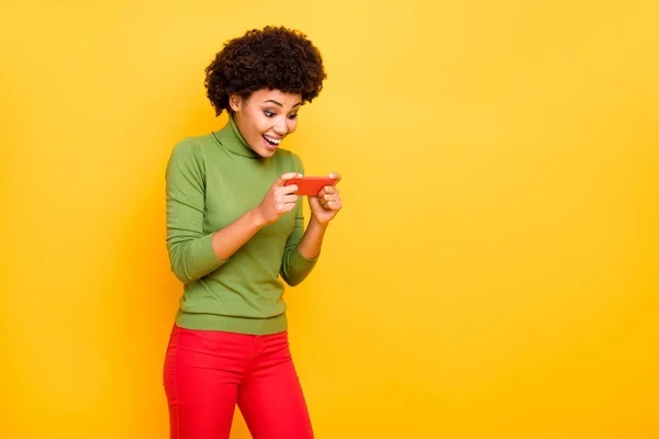 Tourné photo de joyeux positif mignon jolie jolie petite amie souriant avec des émotions sur le visage debout près de l'espace vide isolé fond de couleur vive — Photo