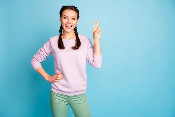 Portrait of her she nice attractive lovely charming feminine cheerful cheery girl showing v-sign weekend isolated bright vivid shine vibrant blue green teal turquoise color background — ストック写真