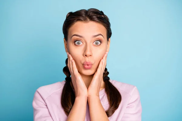 Primer plano retrato de ella ella agradable atractivo bastante guapo alegre funky chica sorprendida emoción expresión puchero labios aislados en brillante brillo vivo vibrante azul verde verde azulado turquesa color de fondo — Foto de Stock