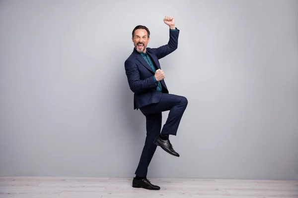 O quê? Foto de comprimento total de louco homem maduro negócio celebrando novo investimento startup levantando punhos gritando formalwear blazer camisa calças azul terno isolado cor cinza fundo — Fotografia de Stock