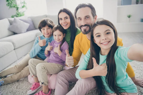 Self-portrait of nice attractive lovely glad big full cheerful cheery family pre-teen kids mom dad showing thumbup at light white interior style house apartment living-room — Stock Photo, Image