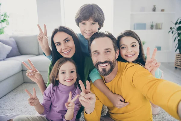 Självporträtt av trevlig attraktiv söt söt stor full glad glad glad familj pre-teen barn har kul tillbringa dagen visar v-tecken på ljus vit interiör stil hus lägenhet — Stockfoto