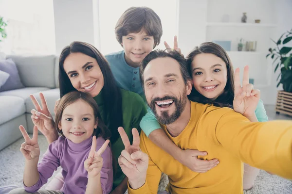 Self-portrait of nice attractive big full cheerful cheery glad family pre-teen kids mom dad having fun showing v-sign at cozy comfortable light white interior style house apartment — Stock Photo, Image