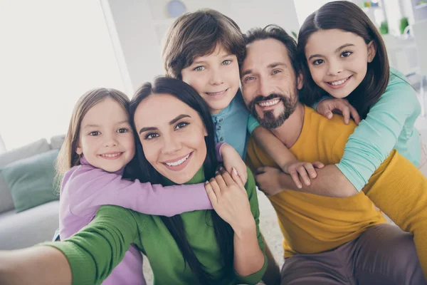 Självporträtt av trevlig attraktiv vacker försiktig glad glad glad familj pre-teen barn mamma pappa omfamna ha kul dag på mysiga bekväma ljus vit interiör stil hus lägenhet — Stockfoto